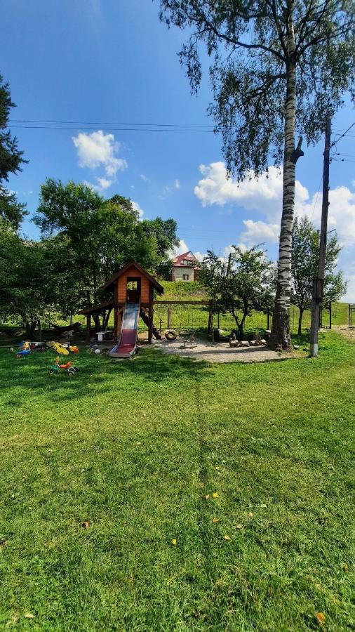 Gostyniy Dvir Petrovski Vorokhta Exterior foto